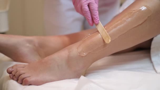 Cosmetoloog Bereidt Been Voor Laser Ontharing Brengt Gel Been Cosmetologische — Stockvideo