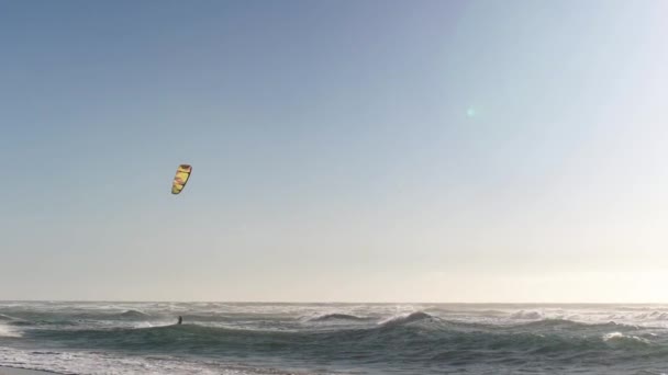 Kitesurfing Kiteboarding People Engaged Kitesurfing Shore Atlantic Ocean Person Catches — Stock Video