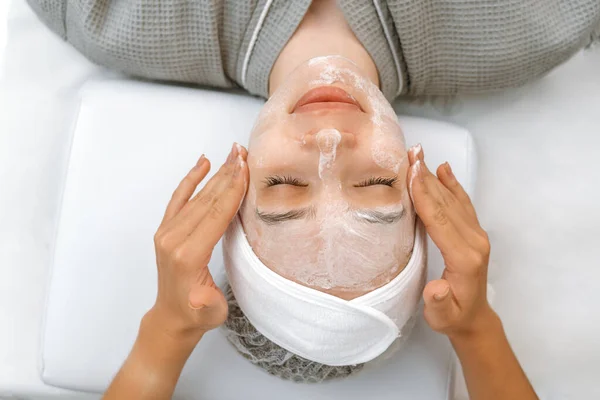 Prosedur Perawatan Wajah Salon Kecantikan Kosmetolog Menerapkan Krim Khusus Scrub — Stok Foto
