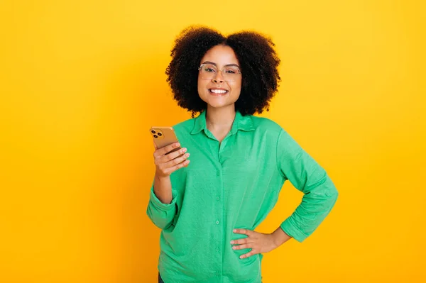 Positiv Afrikansk Amerikansk Eller Brasiliansk Lockig Kvinna Klädd Grön Skjorta — Stockfoto