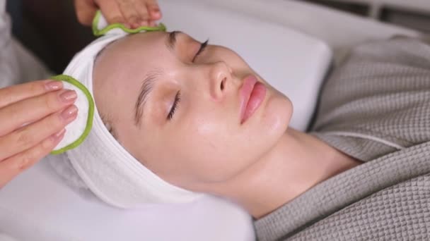 Procedimientos Cuidado Facial Piel Salón Belleza Cosmetólogo Limpia Cara Una — Vídeo de stock