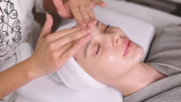 Spa Day Facial Skin Care Procedures Beauty Salon Cosmetologist Applies — Stock Video