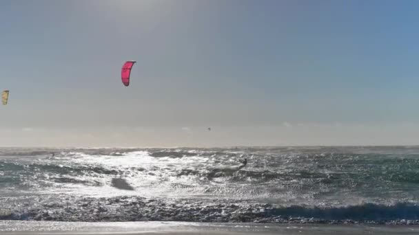 Ludzie Zaangażowani Kitesurfing Brzegu Oceanu Atlantyckiego Człowiek Łapie Fale Trzymając — Wideo stockowe