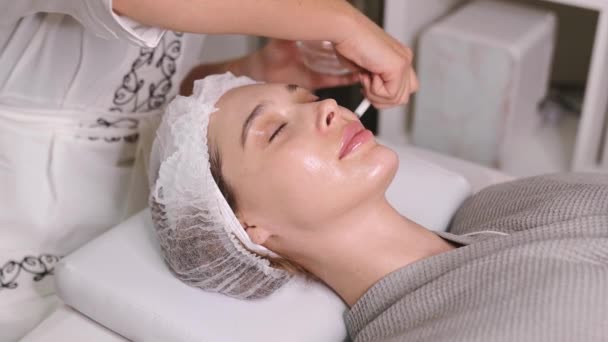 Güzellik Salonunda Yüz Bakımı Prosedürleri Kozmetik Uzmanı Maske Takmadan Önce — Stok video