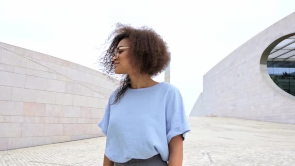 Başarılı Bir Kadını Pozitif Kendine Güvenen Kıvırcık Saçlı Mavi Gömlekli — Stok video
