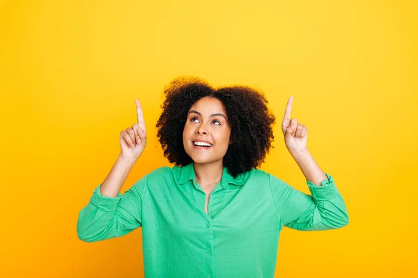 긍정적 질리안 아프리카 미국인 곱슬곱슬 머리의 여성은 셔츠를 공간을 손가락으로 — 스톡 사진
