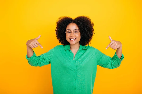 긍정적 질리안 아프리카 미국인 곱슬곱슬 머리의 여성은 셔츠를 광고나 발표를 — 스톡 사진