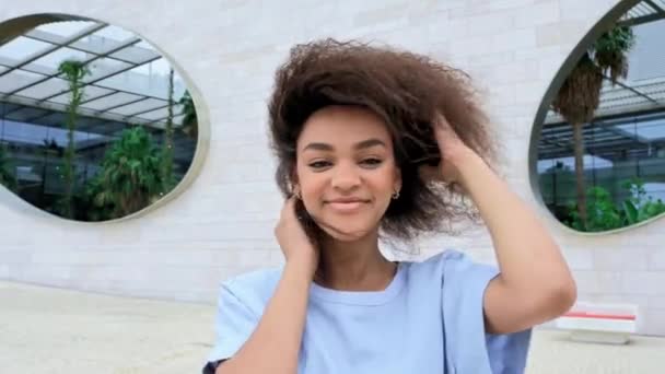 Відео Відео Красивої Афро Американської Жінки Кучерявим Волоссям Одягненої Синю — стокове відео