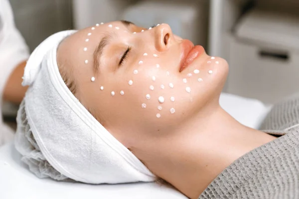 Konsep Kosmetologi Perawatan Kulit Krim Pelembab Wajah Seorang Wanita Cantik — Stok Foto