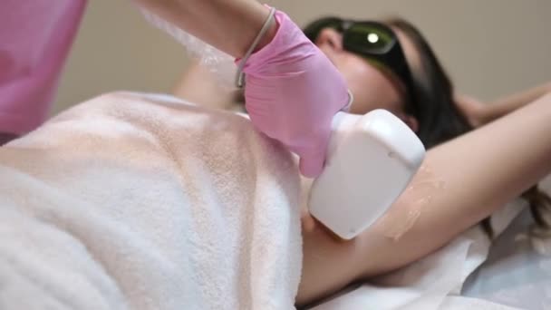 Vücut Bakımı Konsepti Lazer Epilasyonu Koruyucu Gözlüklü Beyaz Bir Kadın — Stok video