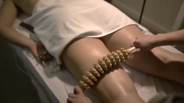 Mulher Branca Relaxada Recebendo Massagem Corpo Inteiro Salão Spa Uma — Vídeo de Stock