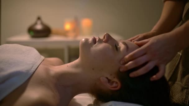 Une Masseuse Offre Une Femme Massage Tête Des Tempes Dans — Video