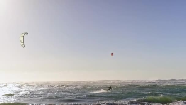 水上运动 人们在大西洋海岸上玩风筝冲浪 一个人抓着波浪 牵着风筝飞向空中 — 图库视频影像
