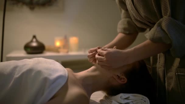Video Massaggio Una Massaggiatrice Offre Una Donna Massaggio Collo Alla — Video Stock