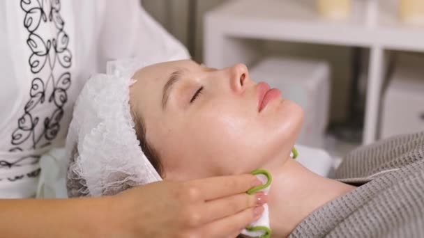 Cosmetologista Luvas Médicas Pretas Limpa Rosto Uma Bela Mulher Caucasiana — Vídeo de Stock