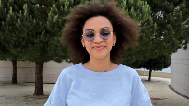 Nahaufnahme Video Einer Schönen Selbstbewussten Positiven Afroamerikanerin Mit Lockigem Haar — Stockvideo