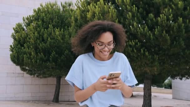 Positif Satisfait Afro Américain Frisé Jeune Femme Aux Cheveux Bouclés — Video