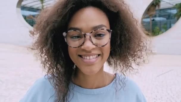 Kendine Güvenen Başarılı Kıvırcık Saçlı Afro Amerikan Kadını Veya Gözlüklü — Stok video