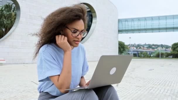 Stressed Tired African American Young Business Woman Freelancer Manager Sits — Vídeo de Stock