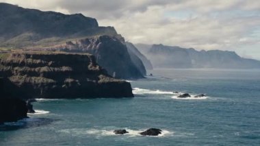 Atlantik Okyanusu, inanılmaz Madeira Adası, Portekiz. Atlantik Okyanusu 'ndaki uçurumlar, dağlar, kayalar ve dalgaların inanılmaz manzarası. Rahatlatıcı manzara