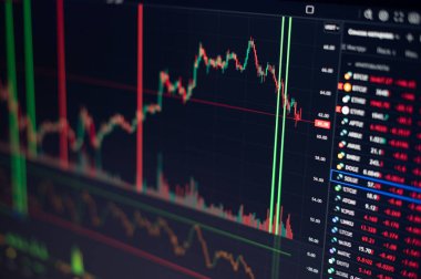 Yakın plan fotoğraf. Finansal grafiklerle, parlayan çizgilerle ve dijital ekranda diyagramla piyasa konsepti ticareti. Borsa, çevrimiçi ticaret, veri ve risklerin analizi, kripto para birimi kavramı