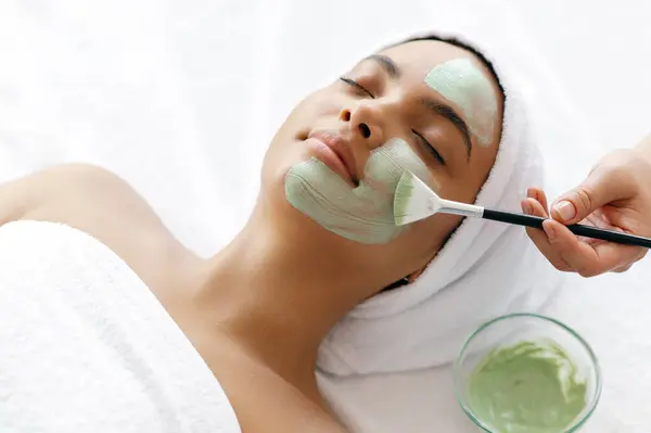 Pemandangan Atas Prosedur Kecantikan Terapis Menerapkan Masker Wajah Hijau Wajah — Stok Foto