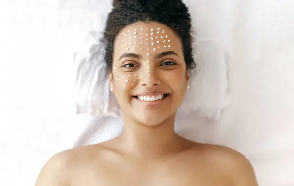 Pandangan Atas Wanita Cantik Yang Tersenyum Hispanik Atau Brazilian Dengan — Stok Foto