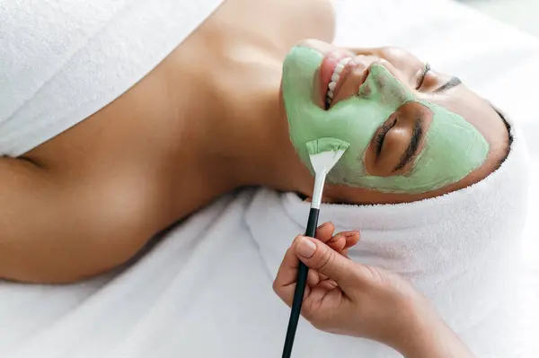 Pandangan Samping Dari Proses Terapis Menerapkan Masker Wajah Hijau Pada — Stok Foto