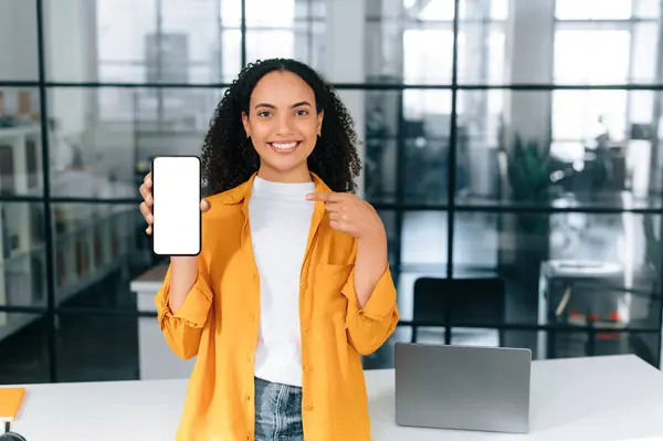 Nette Positive Multirassische Junge Frau Die Büro Steht Smartphone Mit — Stockfoto