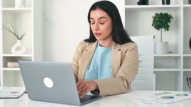 Fazla çalışan Arap ya da Hintli iş kadını, şirket CEO 'su, şirket müdürü, iş yerinde oturuyor, burun köprüsüne gözleri kapalı masaj yapıyor, baş ağrısı, stres, dinlenmeye ihtiyacı var.