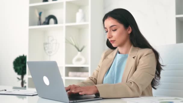 아라비아어 비즈니스 Ceo 변호사 매니저 직장에 그녀의 브릿지를 마사지 두통을 로열티 프리 스톡 비디오