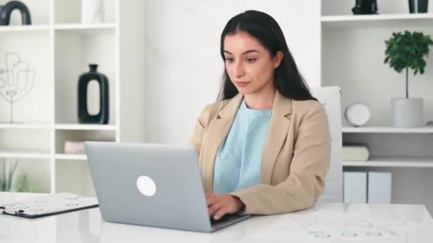 심각한 아라비아 비즈니스 관리자 노트북과 사무실에서 직장에 문서를 전략을 스톡 비디오