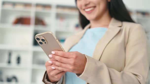 Usando Gadget Primo Piano Delle Mani Femminili Tenendo Smartphone Messaggiando Filmato Stock Royalty Free