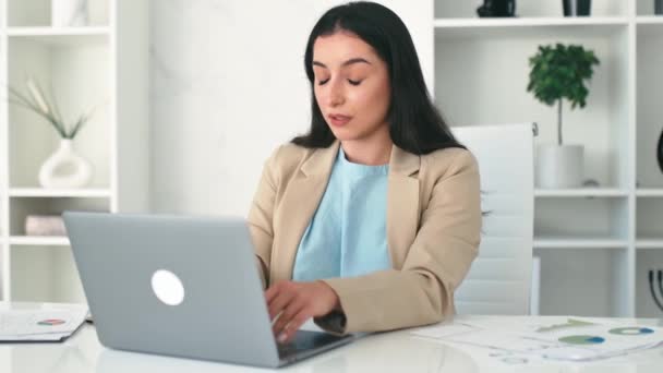Överarbetad Arabian Eller Indian Affärskvinna Företagets Företagsledare Sitter Arbetsplatsen Massera — Stockvideo