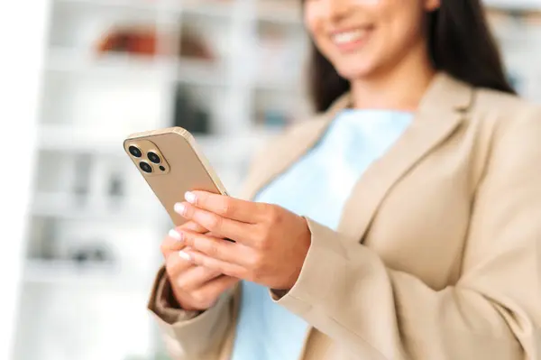 Menggunakan Gadget Close Female Hands Holding Smart Phone Texting Social — Stok Foto