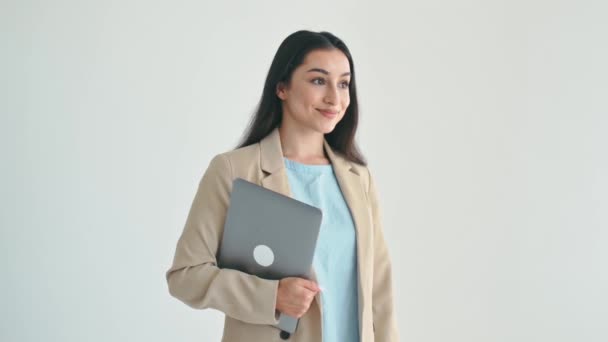 女企业家 自信的印度或阿拉伯商业女性 穿着雅致的西服 手持笔记本电脑 站在孤立的白色背景上 看着相机 面带微笑 — 图库视频影像