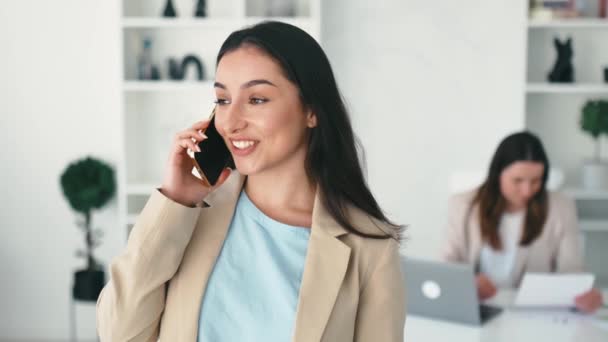 Hablar Por Teléfono Positivo Agradable Hermosa Árabe Mujer India Ejecutivo — Vídeo de stock