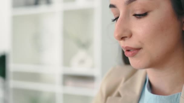 Close Chateado Frustrado Excesso Trabalho Árabe Indiana Mulher Negócios Empresa — Vídeo de Stock