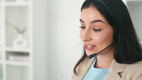 Närbild Multiracial Positiv Kvinna Call Center Operatör Med Headset Arbetar — Stockvideo