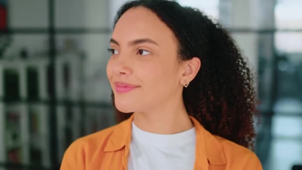 Vidéo Gros Plan Une Magnifique Brésilienne Confiante Positive Une Jeune — Video