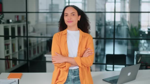 비디오 초상화 자랑스러운 성공적인 화려한 다인종 여자가 캐주얼 세련된 사무실에 스톡 비디오