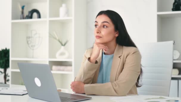 Dalgın Başarılı Hayalperest Arap Hintli Kadını Şirket Ceo Şirket Avukatı — Stok video