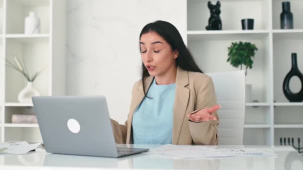 Genervt Wütende Arabische Oder Indische Geschäftsfrau Firmenangestellte Finanzchefin Sitzt Arbeitsplatz Videoclip
