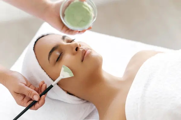 Huidverzorging Schoonheidsbehandeling Therapeut Met Een Groen Gezichtsmasker Het Gezicht Van Stockafbeelding