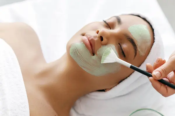 Ansiktsbehandlinger Rynkeforebygging Ansiktsrensing Terapeut Som Bruker Grønn Ansiktsmaske Ansiktet Til royaltyfrie gratis stockfoto