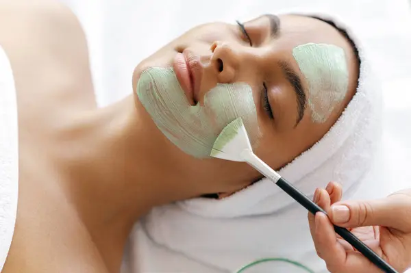 Close Procedimento Beleza Terapeuta Aplicando Máscara Facial Verde Metade Face Imagem De Stock