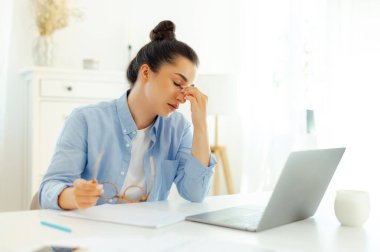 Yorgun bir Arap ya da Hintli iş kadınının fotoğrafı, şirket yöneticisi ya da dijital seo, bir iş yerinde oturur, kendini stresli ve fazla çalışılmış hisseder, migren olur, baş ağrısı, gözlerini kapatır ve bridgenose masaj yapar.