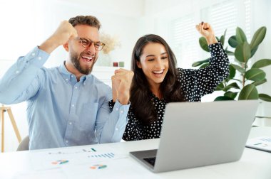Gol başarısı, iyi iş. Başarıyı kutlayan neşeli iş ekibi, heyecan içinde yumruklarını kaldıran kadın ve erkek grafikleri analiz ederek başarıyı ve işbirliğini sembolize ediyor.
