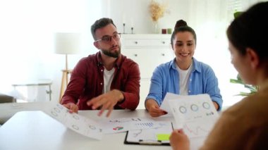 Meslektaşlar birbirlerine gülümserken el sıkışıyorlar. Bir grup iş ortağı ofiste birlikte çalışıyor, bir proje üzerinde beyin fırtınası yapıyorlar, iyi bir anlaşma yapıyorlar, işbirliğini planlıyorlar.