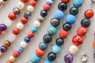 Çok renkli ateş boncukları hareketlendirir